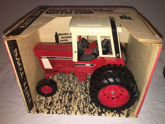 1/16th Ertl 70?s International 1586 Tractor with cab NIB