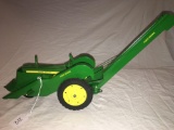 1/16th Ertl John Deere 620 Tractor and Corn picker appears to be repainted