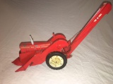 1/16th Tru Scale Tractor with Picker