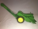 1/16th Ertl John Deere A Tractor and corn picker