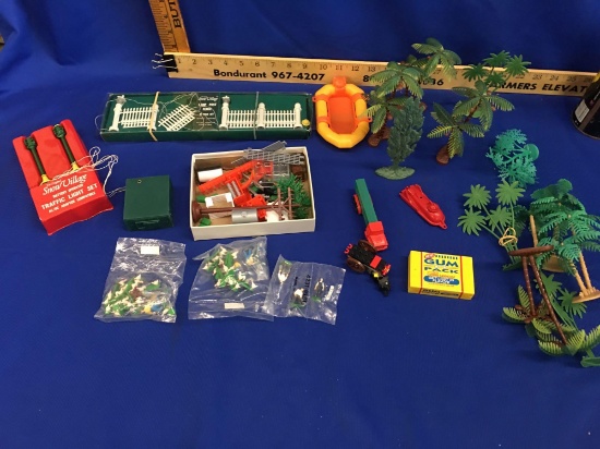 Lot Plastic toys ,Snow Vintage , Lamps post , mini Farmers,