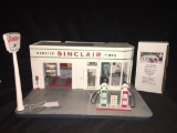 Danbury Mint Sinclair Gas Station Display with 1/87 Old Fashion Gas/grocery store