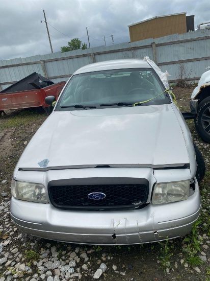 E27 2009 Ford Crown Victoria 2FAHP71V89X110686 Silver Accident