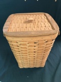 Medium wastebasket with lid and protector