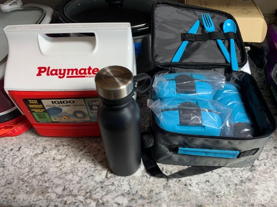 Lunchbox with warming containers inside igloo Lunchbox cooler and water bottle