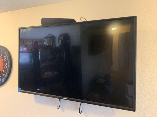 Vizio 43 inch flatscreen TV with wall mount model D43-F1