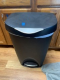 Trashcan with foot operation
