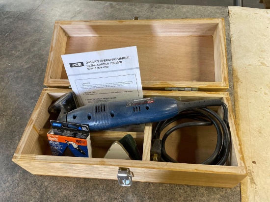 Ryobi detail sander DS1000 with extra sanding sheets and case