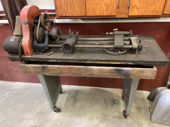 Antique Lathe does work needs to be lubricated and cleaned up a bit