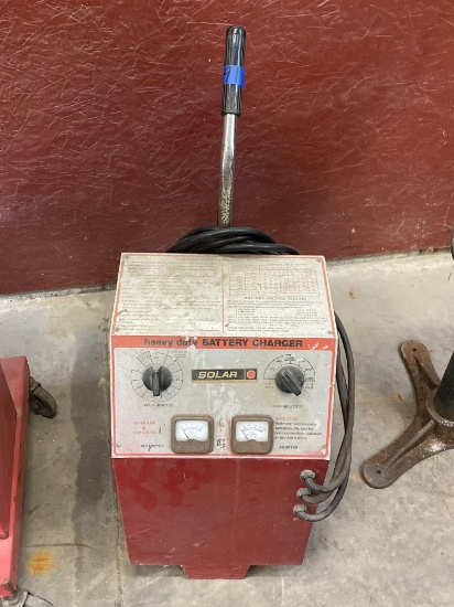 Solar heavy duty battery charger