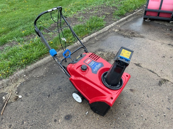 Toro Power Clear 721 QZE 21 inch wide 4 Cycle Electric Start very nice like new