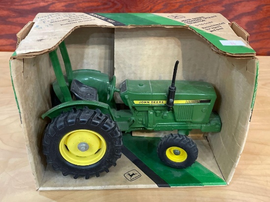 1/16th John Deere compact utility number 581