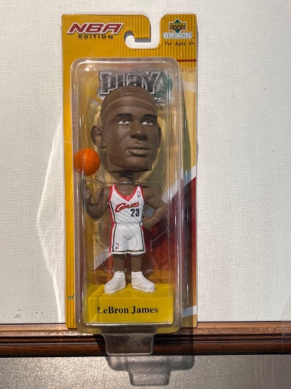 2004 Upper Deck Lebron James Playmaker Base with Action Pose Body bobble head Rookie Year