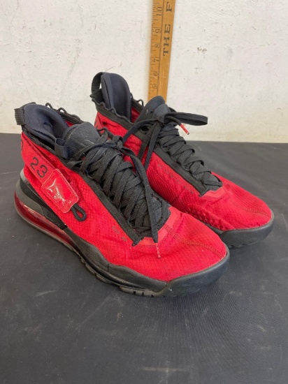 tennis shoes Jordan, in good condition