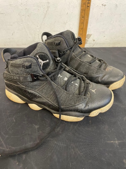 tennis shoes Jordan in good condition