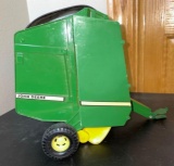 1/16th Ertl John Deere Round Baler