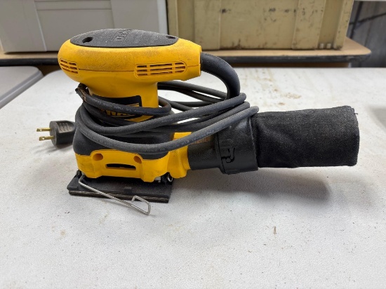 DeWalt sander