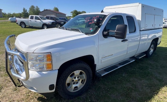 7619-2011 Chevy Silverado K1500 LTextended cab with 121k miles and topper with storage