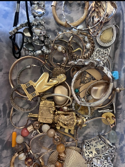 Assorted vintage jewelry and broaches