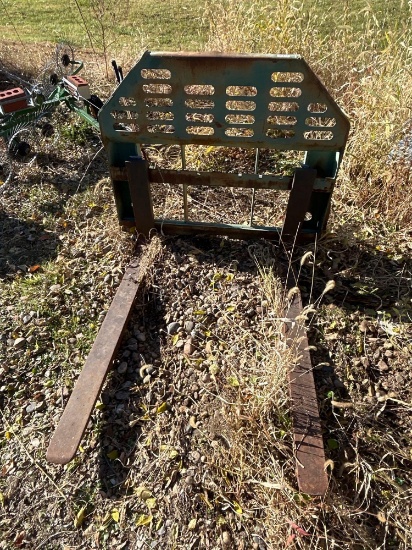 John Deere pallet, fork attachment