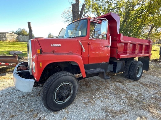 1989 Ford L-9000 182k miles Cummins Engine runs and drives