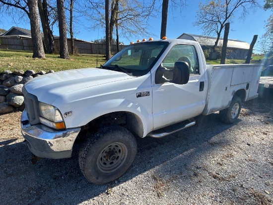 *with plow*2002 Ford F350 Super Duty Triton V8 4x4 135k miles with utility box and and snow plow see