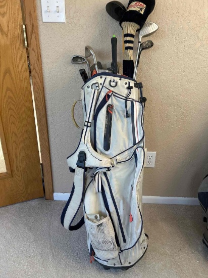 GOLF CLUBS IN BAG Cleveland and Callaway clubs