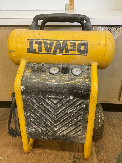DEWALT AIR COMPRESSOR 200 PSI