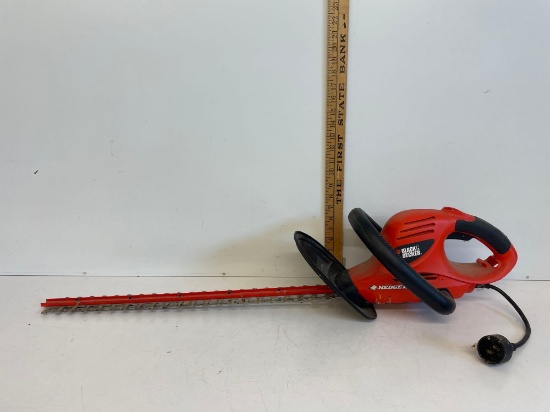 BLACK & DECKER HEDGE TRIMMER