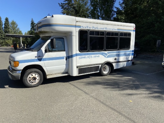 2006 Ford E350 SD Shuttle Bus