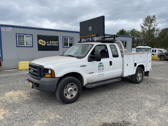 2006 Ford F350 4x4 Extra Cab Utility Truck