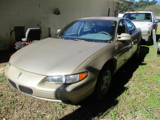 2000 Pontiac Grand Prix SE 4 Door Sedan.