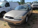 2005 Ford Taurus SE 4 Door Sedan.