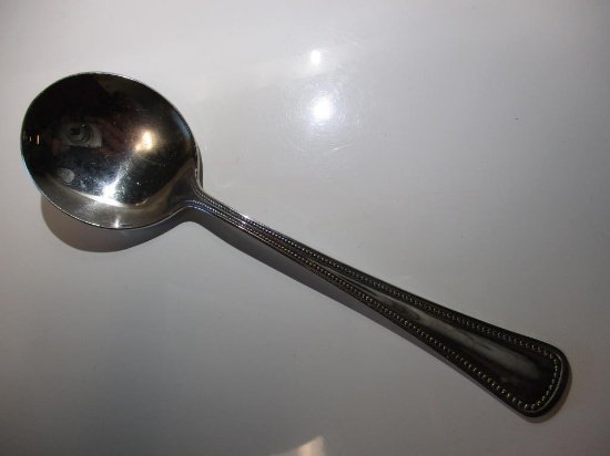 (1,087) Oneida Needlepoint Soup Spoons.