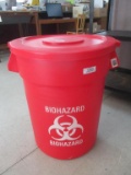 Rubbermaid 32 Gal Refuse Can With Lid.