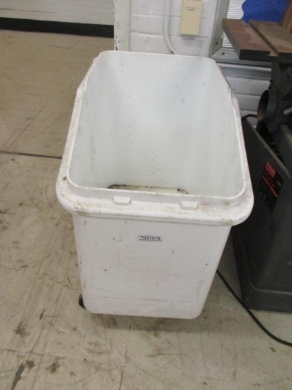 Rubbermaid Rolling Food Storage Container.