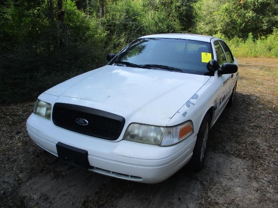 2006 Ford Crown Victoria 4 Door Sedan.