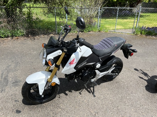 2015 Honda 124cc Motorcycles (White) 1 of 2
