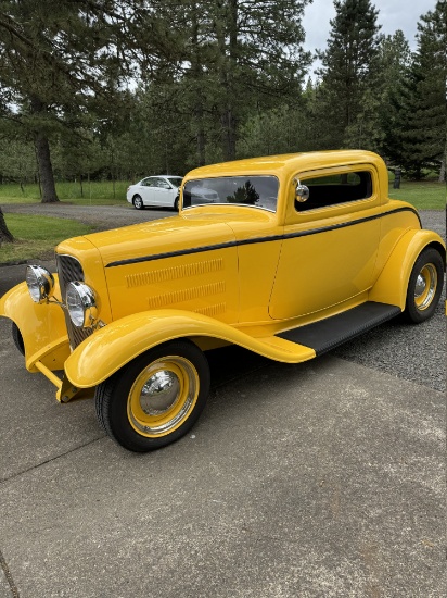 1932 Ford Model A 3-window coupe