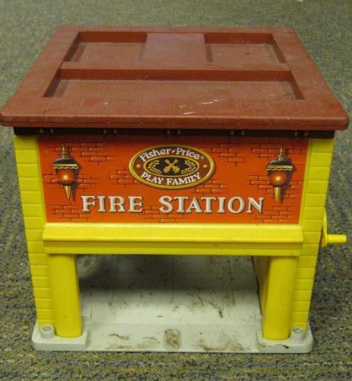 FISHER PRICE PLAY FAMILY STATION