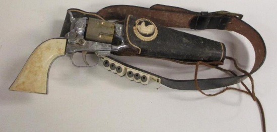 VINTAGE CHILDS HOLSTER AND CAP GUN