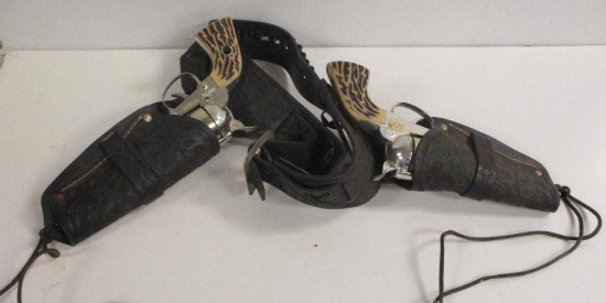 VINTAGE CHILDS HOLSTER AND CAP GUN SET