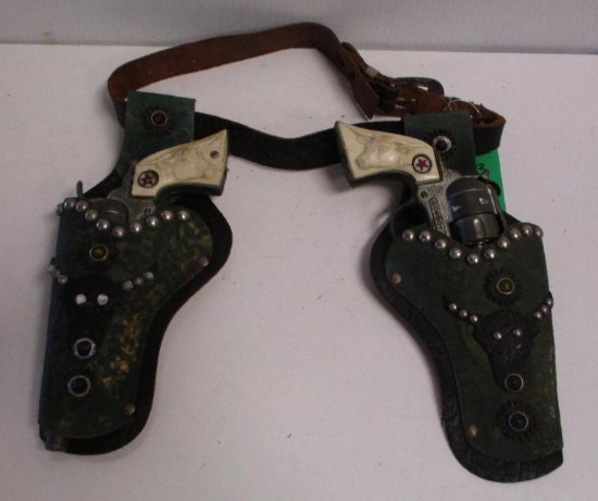 VINTAGE CHILDS HOLSTER AND CAP GUN SET