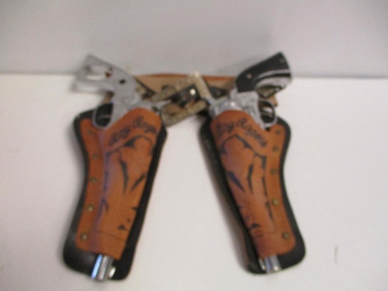 VINTAGE CHILDS HOLSTER AND CAP GUN SET
