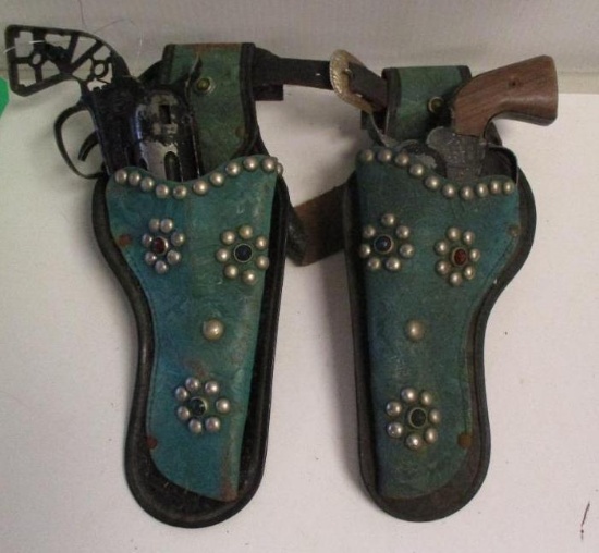 VINTAGE CHILDS HOLSTER AND CAP GUN SET