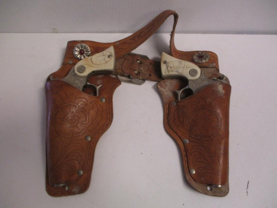 VINTAGE CHILDS HOLSTER AND CAP GUN SET