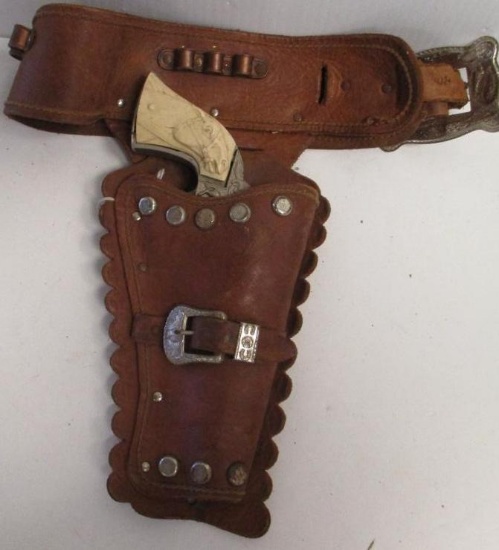 VINTAGE CHILDS HOLSTER AND CAP GUN SET
