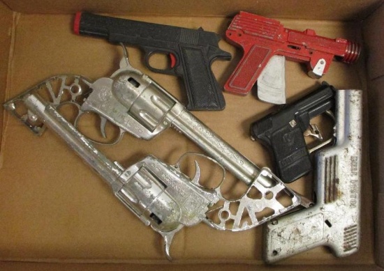 FLAT OF ASSORTED TOY GUNS