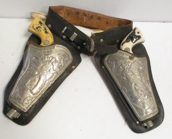 VINTAGE CHILDS HOLSTER AND CAP GUN SET