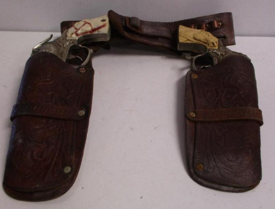 CHILDS CHEYENNE HOLSTER WITH GENE AUTRY CAP GUNS